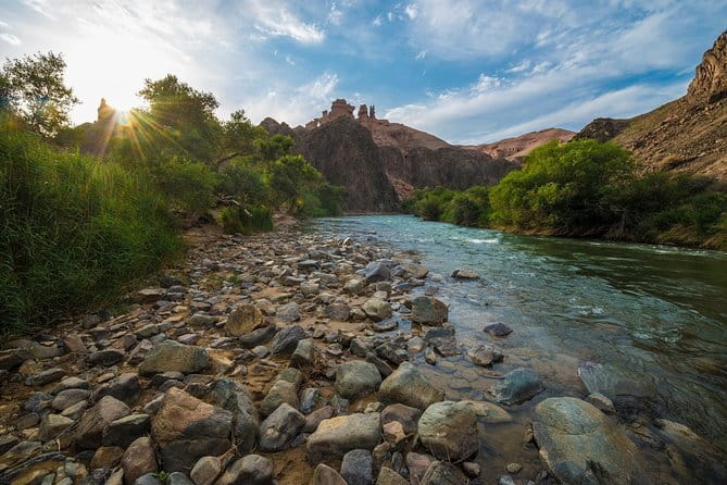 4-Day Altyn Emel Park + Kolsai & Kaindy Lakes + Charyn Canyon jeep-tour - Day two: Aktau’s colored rock and the ancient willow