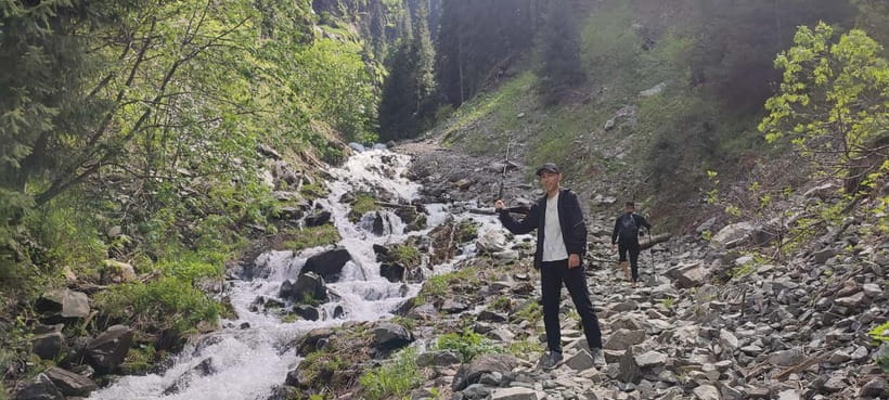 Almaty: Falconry show and Big Almaty Gorge - The Ayusay Waterfall walk
