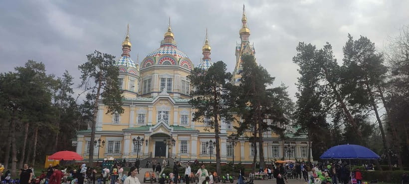 Almaty's Adventure: City & Mountain Tour in One Day - The cable car from Medeo to Shymbulak