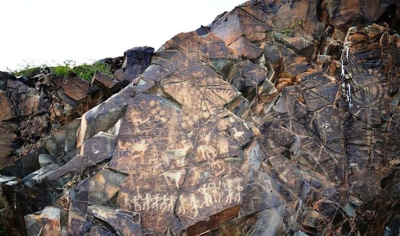 Tanbaly Gorge: Ancient Petroglyphs UNESCO Site Day Tour - Burial mounds, settlements, and probable altars